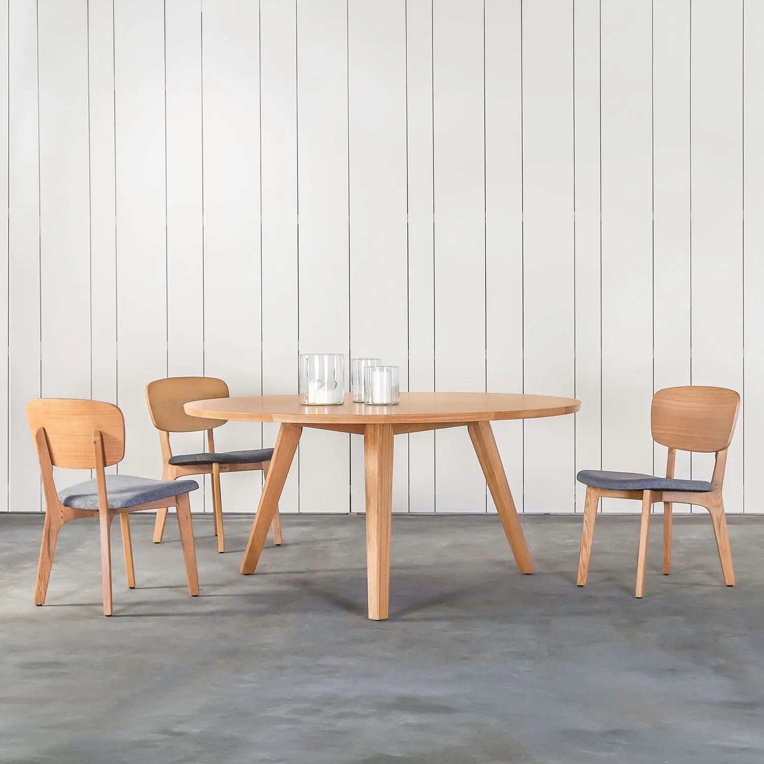 Aren 3 Legged Round Dining Table - Oak